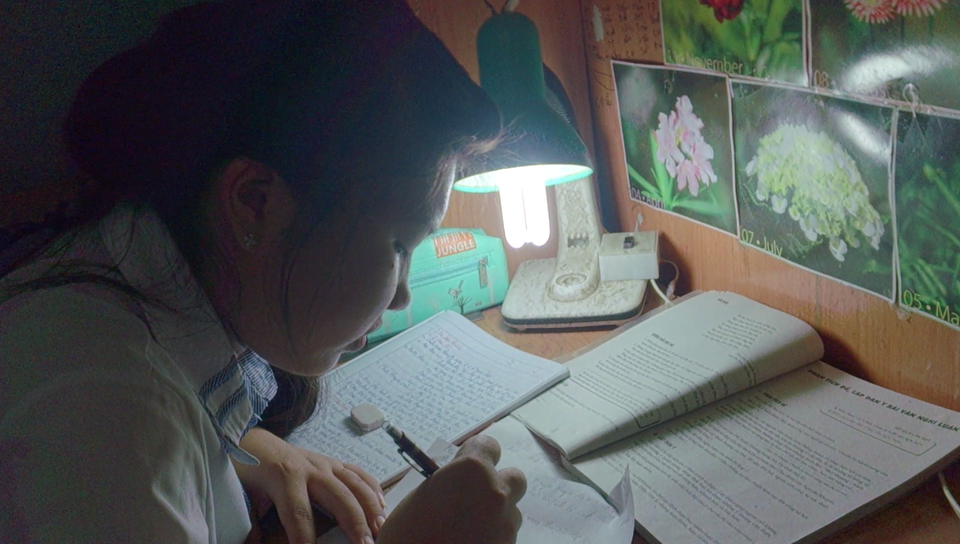 “Đừng để con phải chết, mẹ ơi…” - 1
Linh là cô bé rất ham học.