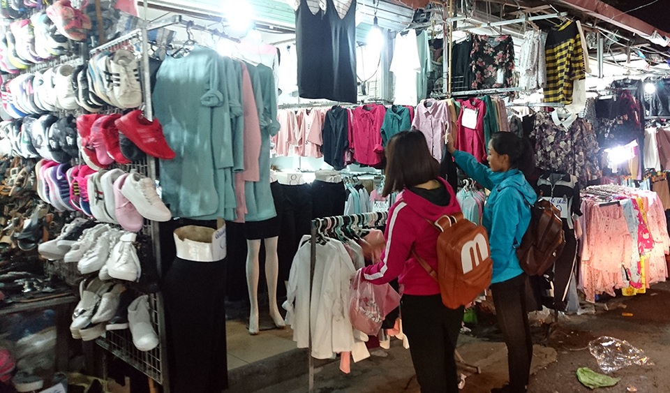 
Giá quần áo, giày dép ở đây đều rẻ. Như áo khoác mùa đông có giá từ 100 - 200 nghìn đồng/chiếc.
