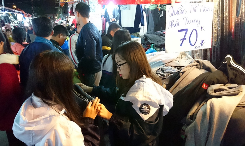 "Thiên đường giá rẻ sinh viên" đông nghịt người mua quần áo ấm - 10