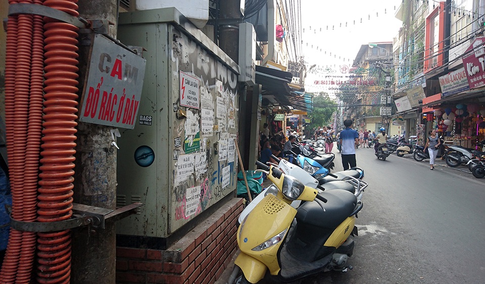 Trên thực tế, Nghị định số 14/2014/NĐ-CP của Chính phủ quy định chi tiết thi hành Luật Điện lực về an toàn điện, đã quy định rõ, hành vi trộm cắp hoặc tháo gỡ dây néo, dây tiếp địa, trang thiết bị của lưới điện; trèo lên cột điện, vào trạm điện hoặc khu vực bảo vệ an toàn công trình điện khi không có nhiệm vụ; sử dụng cột điện, trạm điện để làm nhà, lều, quán, buộc gia súc hoặc sử dụng vào mục đích khác… đều bị nghiêm cấm.