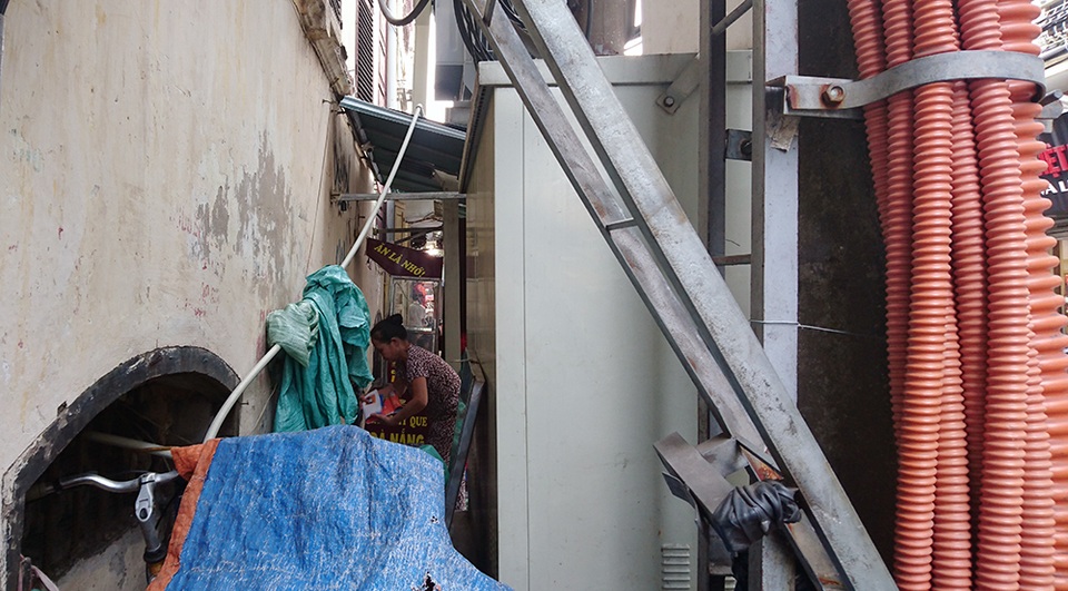 
Mọi sinh hoạt đều có thể diễn ra sát nách trạm biến áp mà không mấy người lo sợ.
