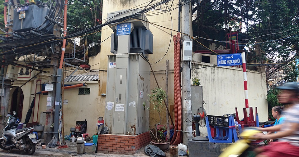 
Không phải tự nhiên mà người ta phải làm biển cảnh báo Nguy hiểm chết người dán trên các trạm biến áp, bốt điện bởi chỉ cần một chút bất cẩn hoặc trục trặc kỹ thuật, hậu quả sẽ khôn lường.
