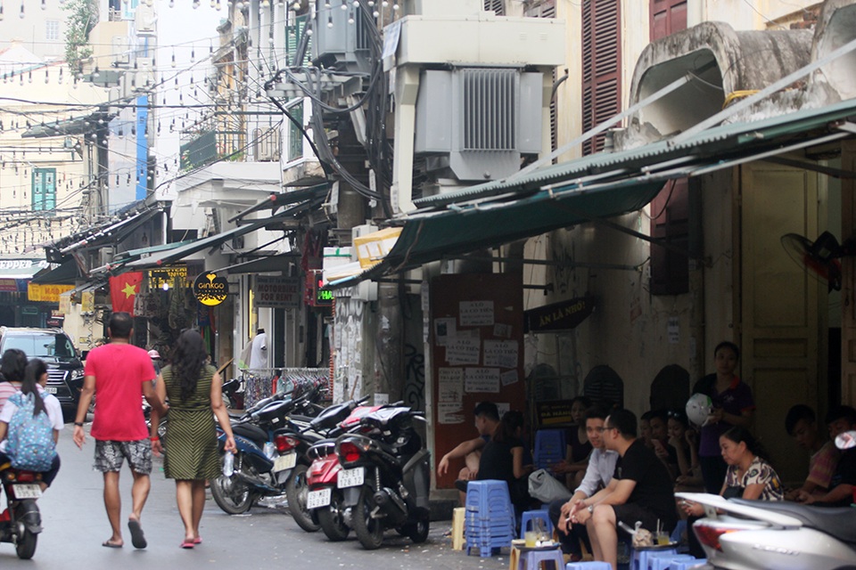 
Quán nước vìa hè sát nách trạm biến áp...
