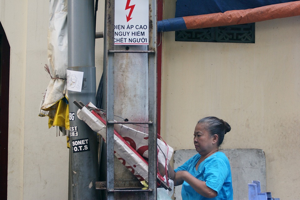 
Đối với các trạm điện không có tường, rào bao quanh, hành lang bảo vệ được giới hạn bởi không gian bao quanh trạm điện có khoảng cách đến các bộ phận mang điện gần nhất của trạm điện theo quy định như sau: Điện áp đến 22kV, khoảng cách là 2m; điện áp 35kV, khoảng cách là 3m… Còn đối với các trạm biến áp, trạm phân phối điện hợp bộ, có vỏ bằng kim loại thì hành lang bảo vệ được giới hạn đến mặt ngoài của phần vỏ kim loại v.v... Quy định là thế nhưng dường như nhiều người dân vẫn không mảy may quan tâm…
