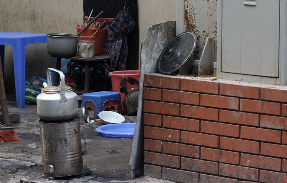 Các trạm biến áp còn được người dân trưng dụng thành nơi bán hàng quán. Thậm chí, bất chấp nguy cơ cháy nổ, các bếp than được đặt ngay sát cạnh trạm biến áp.