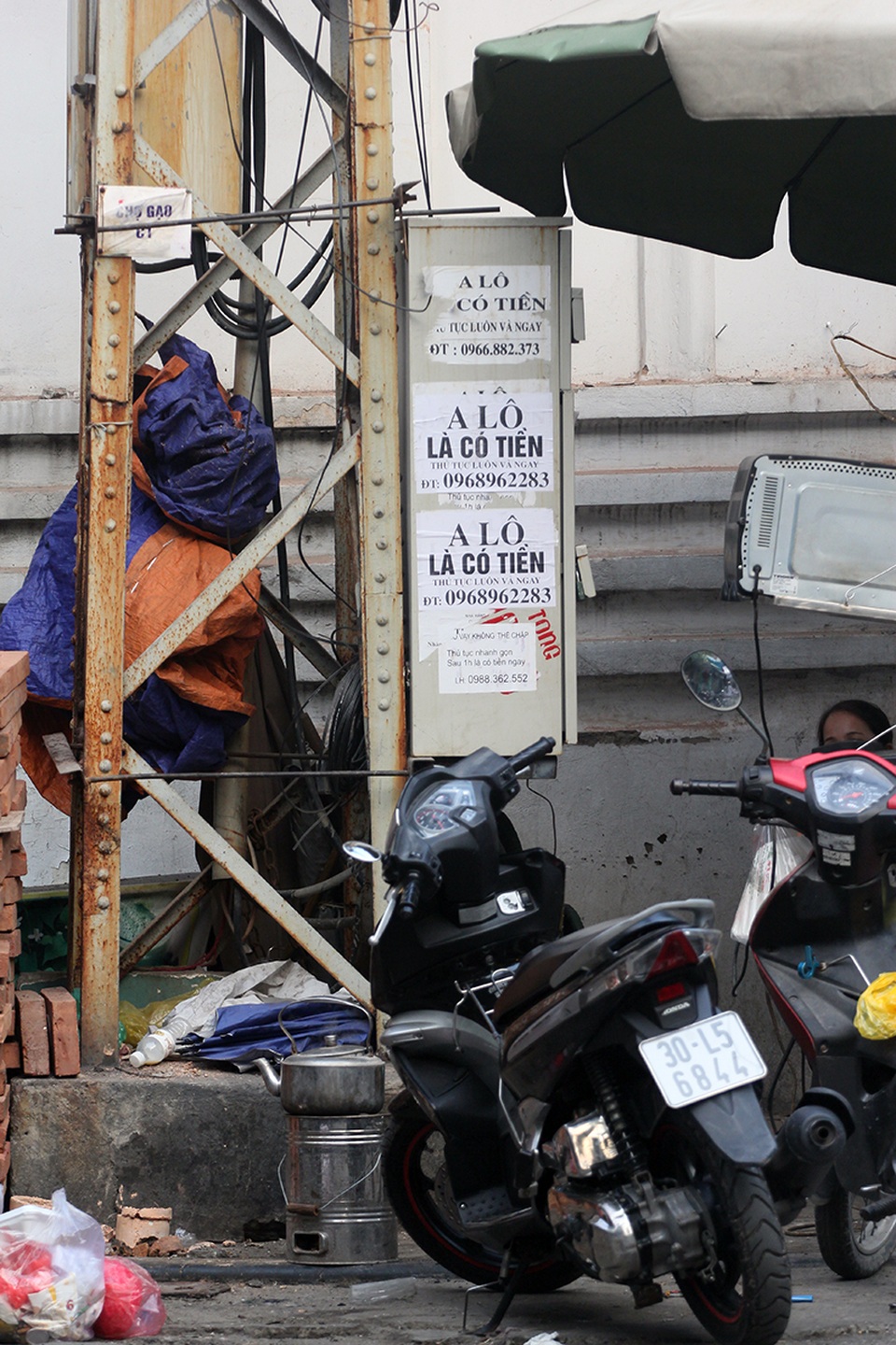 Những hình ảnh này không khó bắt gặp nếu vào khu vực phố cổ.