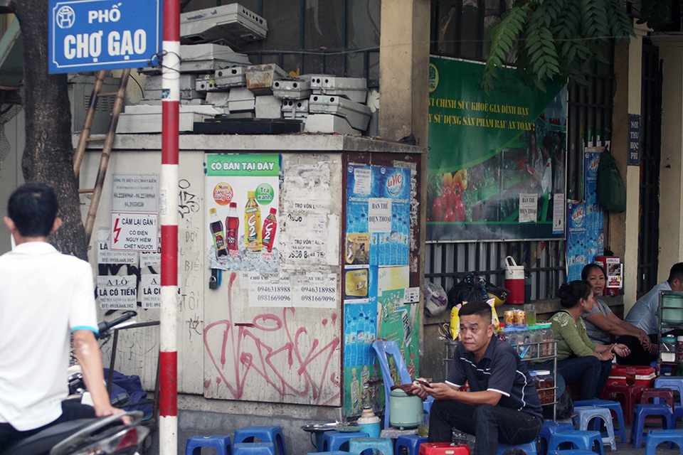 Một trạm biến áp ngay mặt phố Chợ Gạo đã được tận dụng làm nơi bán nước, bất chấp nguy hiểm rình rập.