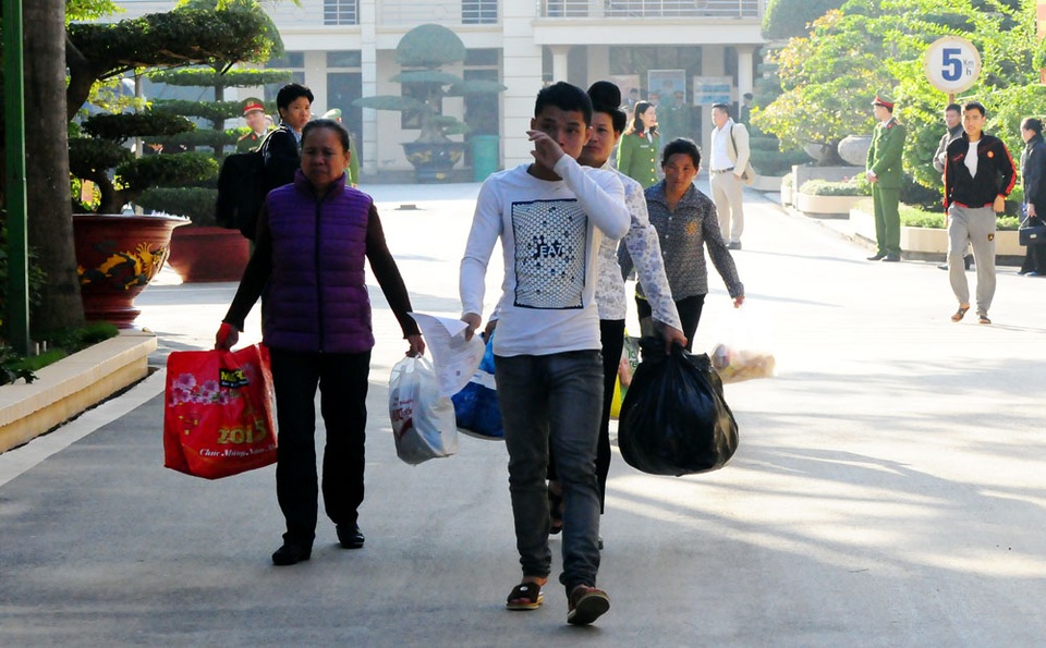 
Một thanh niên nén lau những giọt nước mắt khi nhận ra khuôn mặt của người thân đến đón mình đằng sau cánh cửa trại giam.
