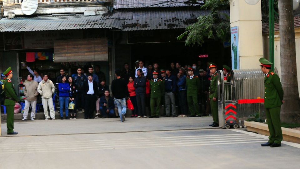 
Ngay từ sáng sớm 1/12, nhiều người thân của các phạm nhân đã có mặt tại khu vực cổng trại giam Thanh Xuân. Tất cả đều có chung một tâm trạng hồi hộp, xúc động và hướng ánh mắt dõi theo từng diễn biến trong trại, mong ngóng chờ đón người nhà trở về.
