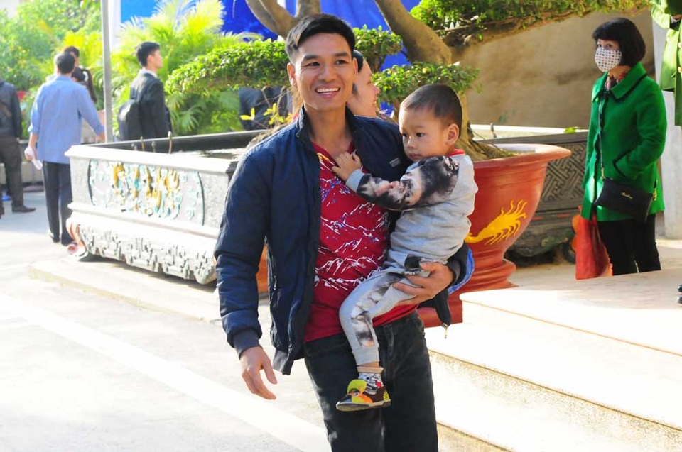 
Anh Nguyễn Văn Thảo (Vân Đình, Hà Nội) cũng như vỡ òa trong niềm hạnh phúc khi được gặp lại cậu con trai 3 tuổi sau một thời gian dài xa cách. Trong khi cậu con trai tíu tít ôm chặt lấy bố, bi bô hỏi thăm sức khỏe thì anh Thảo mắt rơm rớm vì xúc động. Anh Thảo tâm sự hôm nay anh rất bất ngờ vì được cả gia đình hai bên nội ngoại đến đón và động viên mình.
