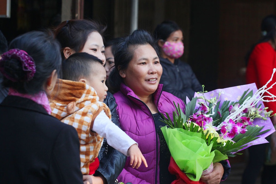 
Trong dịp đặc xá lần này nhiều người ở xa không có người thân đến đón cũng được các cán bộ trại giam Thanh Xuân tạo điều kiện đưa đón ra bến xe để trở về quê nhà.
