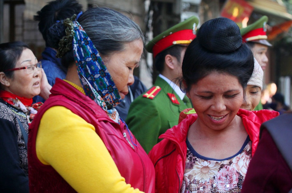 
Chị Lò Thị Quân (1974, Điện Biên) người dân tộc Thái xúc động khi được gặp lại mẹ nuôi. Chị Quân cho biết, mình bị bắt vì tội tàng trữ chất ma túy. Quãng thời gian chịu án phạt tại trại giam Thanh Xuân đã giúp chị thấm thía được tội lỗi mà mình đã gây ra cho bản thân và gia đình. Chị tâm sự, được trở về nhà chị sẽ cố gắng sống thật tốt, học nghề may hoặc sẽ đầu tư chăn nuôi để xây dựng cuộc sống mới.
