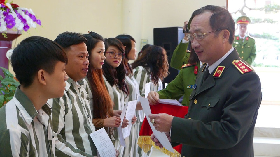 
Thượng tướng Nguyễn Văn Thành, Thứ trưởng Bộ Công An, trao quyết định đặc xá cho các phạm nhân. Thượng tướng Thành chia sẻ, đặc xá chỉ là bước khởi đầu, trở về cuộc sống mọi người sẽ còn phải đối mặt với rất nhiều cám dỗ, thách thức. Nếu ai không xác định tư tưởng, lập trường kiên định, vững chắc thì rất dễ tái phạm, sa ngã. “Một trong những tội dễ tái phạm nhất là ma túy. Mọi người phải hết sức vững vàng, kiên định, đừng để bản thân bị lôi kéo. Nếu có bất cứ khó khăn gì thì phải báo ngay với các cơ quan chức năng địa phương để được giúp đỡ”.

Nhân dịp này, Thượng tướng Nguyễn Văn Thành cũng gửi lời chúc mừng đến những phạm nhân đủ điều kiện đặc xá và mong những phạm nhân khác sẽ cố gắng học tập, lao động, kiên trì cải tạo để sớm được hưởng chính sách khoan hồng.
