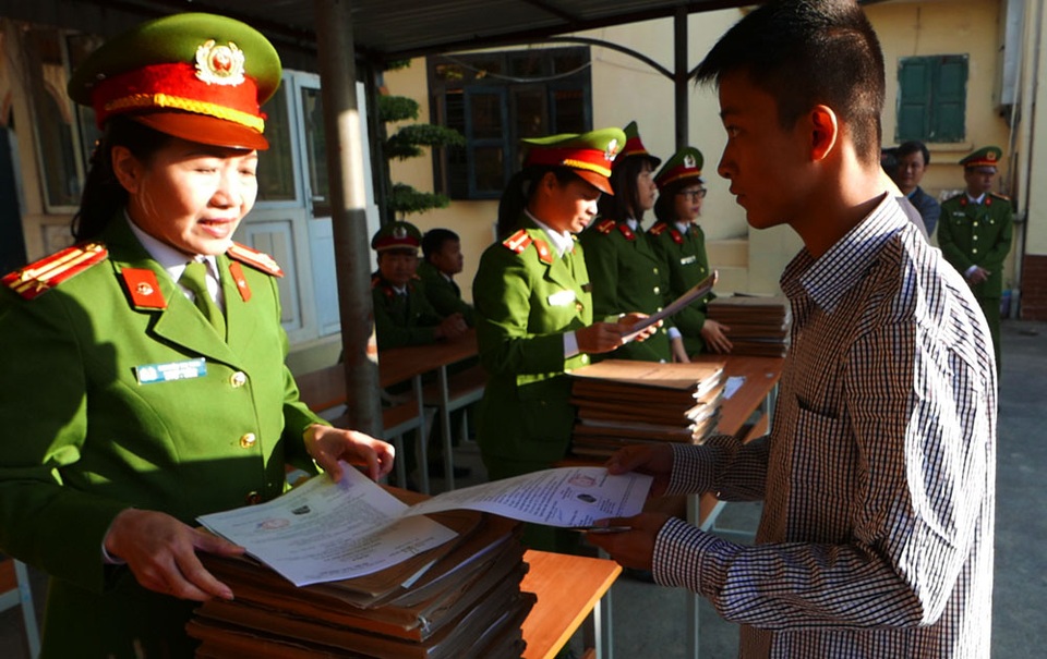 Sau phần công bố quyết định đặc xá của Chủ tịch nước, ban tổ chức đã thực hiện các thủ tục khác để trả tự do cho phạm nhân. Trong đó, các phạm nhân được cấp giấy chứng nhận đặc xá, được cấp chi phí tàu xe về quê và quần áo mới.