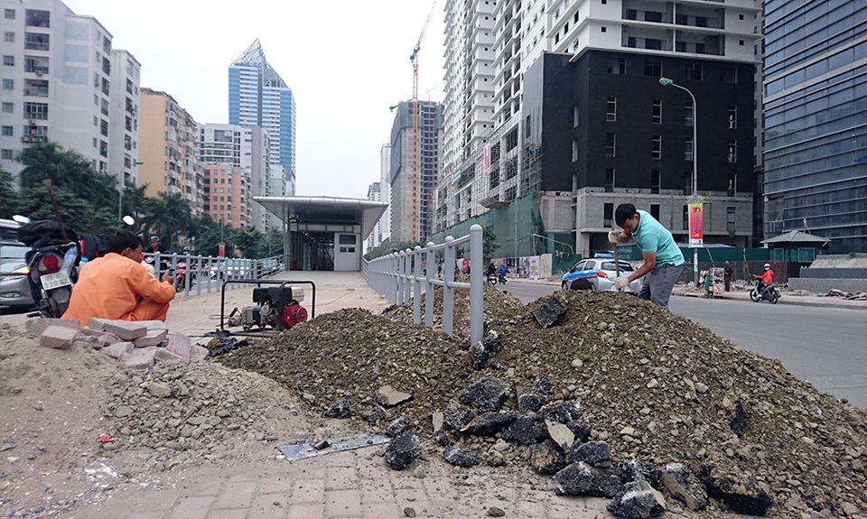 
Tuyến xe buýt nhanh Hanoi BRT có chiều dài khoảng 14,7 km, với 21 nhà chờ (12 nhà chờ 4m và 9 nhà chờ 5m), 01 trạm trung chuyển bến xe Kim Mã, 01 trạm đầu cuối Yên Nghĩa, 04 cầu đi bộ tiếp cận nhà chờ và 01 trạm sửa chữa, bảo dưỡng trong bến xe Yên Nghĩa. Tuyến sẽ sử dụng loại xe buýt 12m. Chiều 14/12, các hạng mục xung quanh nhà chờ đang được cấp tập hoàn thiện.
