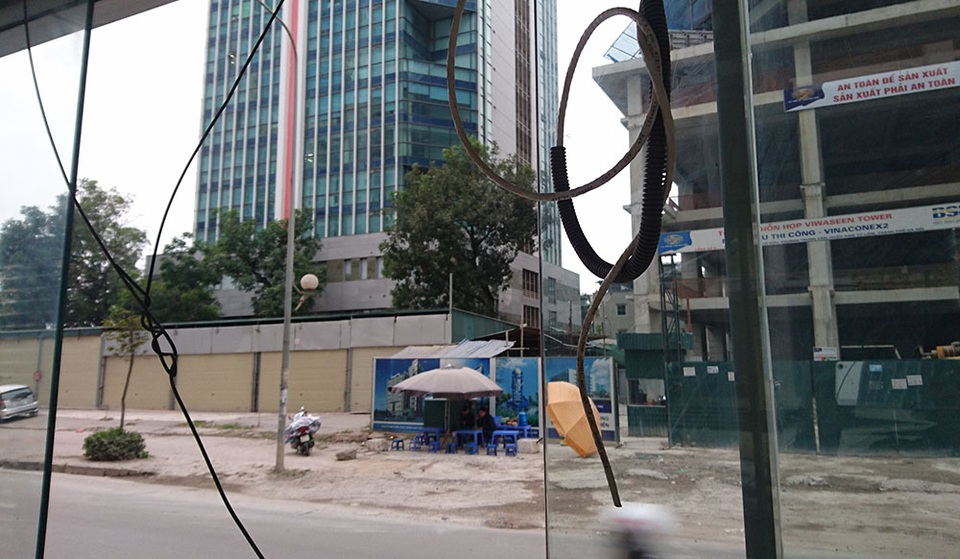 
Một nhà chờ khác trên đường Lê Văn Lương kéo dài, dây điện vẫn còn lòng thòng chờ khắc phục.
