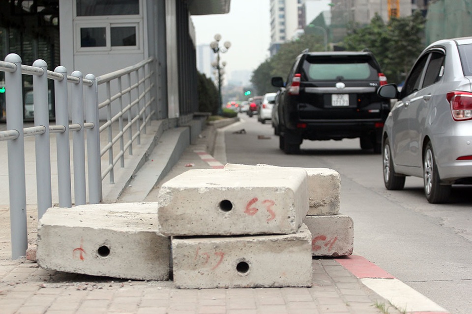 
Những tảng bê tông lớn trên vỉa hè phục vụ hoàn thiện nhà chờ trên đường Lê Văn Lương.
