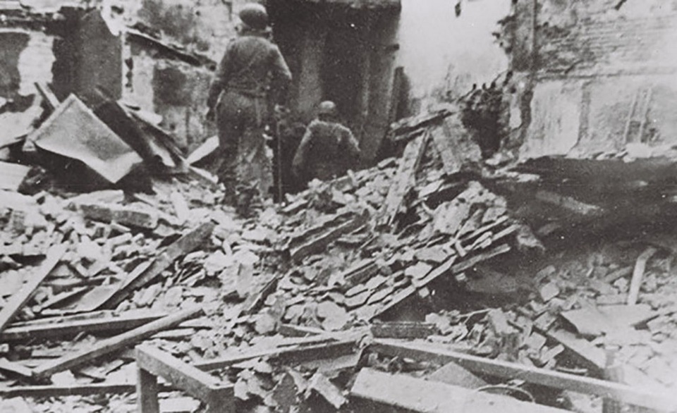 Trong các ngày 15, 16/12/1946 quân Pháp liên tục khiêu khích nổ súng, ném lựu đạn nhiều nơi ở Hà Nội, làm chết nhiều thường dân, bộ đội và công an của ta. Bộ chỉ huy quân đội Pháp phổ biến kế hoạch đánh chiếm Hà Nội và khu vực phía bắc vĩ tuyến 16. Trưa ngày 17/12/1946, quân đội Pháp cho xe ủi phá các công sự của ta ở phố Lò Đúc, đồng thời gây ra vụ thảm sát đẫm máu ở phố Hàng Bún và Yên Ninh. Đây là những giờ phút mà sức chịu đựng của nhân dân ta trước sự khiêu khích, lấn tới của thực dân Pháp đã vượt quá giới hạn. Trong ảnh là hình ảnh quân Pháp tấn công đánh chiếm phố Hoa Kiều tại Hà Nội, ngày đầu Hà Nội kháng chiến, 12/1946.