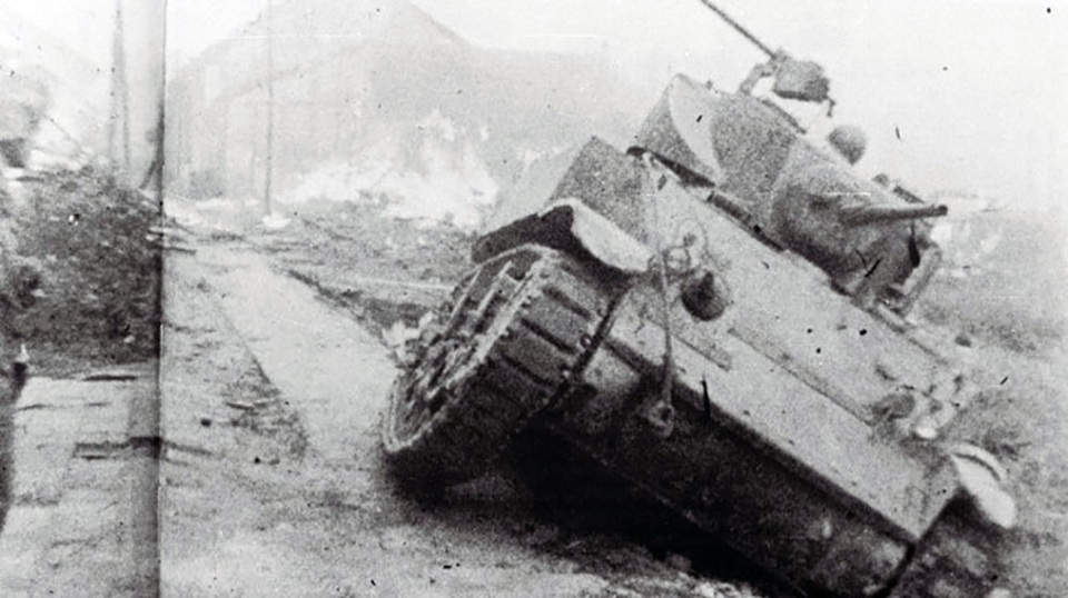 
Trải qua 60 ngày đêm chiến đấu kiên cường, anh dũng, sáng tạo, quân và dân Hà Nội hoàn thành xuất sắc nhiệm vụ bảo vệ an toàn cho cơ quan đầu não, tản cư, bảo đảm an toàn cho nhân dân; chuyển hàng ngàn tấn máy móc, vật tư ra An toàn khu, tạo tiềm lực ban đầu cho kháng chiến. Trong ảnh là xe tăng hạng nặng của quân Pháp vây đánh các ổ đề kháng của ta ở khu vực Bắc Bộ Phủ bị tiêu diệt, 12/1946.
