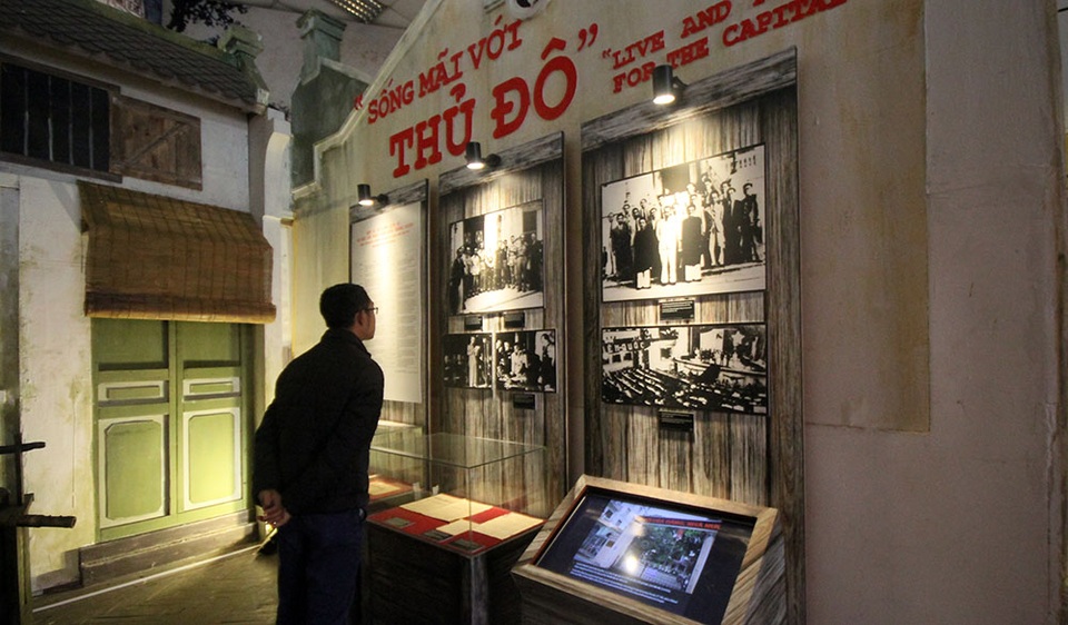 Triển lãm được chia thành ba chủ đề lớn: Nước Việt Nam có quyền hưởng tự do và độc lập; Hà Nội - 60 ngày đêm khói lửa (19/12/1946 đến 17/2/1947) và Giải phóng Thủ đô (10/10/1954). Trong đó, nổi bật là hình ảnh chiến đấu anh dũng của quân, dân Thủ đô trong 60 ngày đêm.