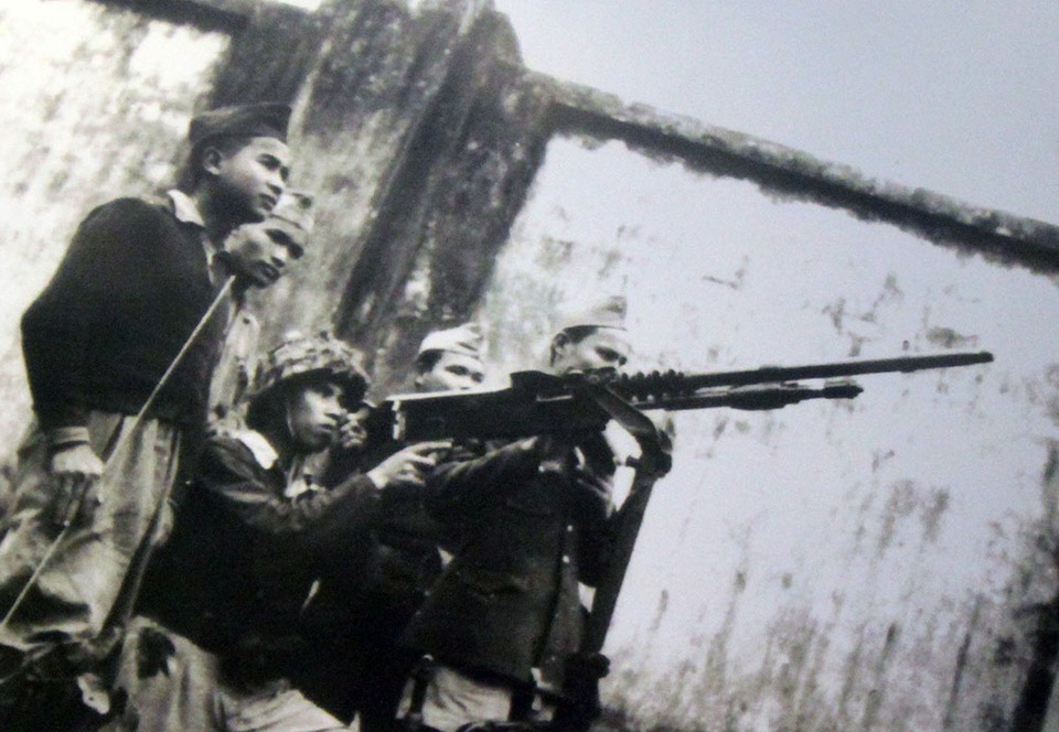 Một tổ trọng liên của đội tự vệ nhà ga Hà Nội đang theo dõi máy bay địch, năm 1946 - 1947.