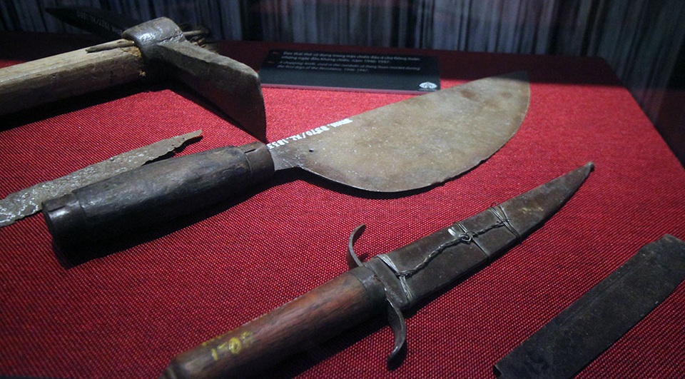 
Cuốc chim, dao thái thịt, dao găm được sử dụng trong năm 1946 và 1947.
