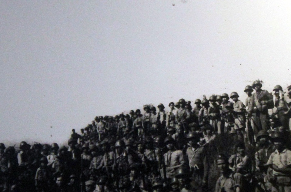 Để chuẩn bị kháng chiến, cả nước được chia thành 12 chiến khu. Khu đặc biệt Hà Nội được đổi tên là Chiến khu XI. Khu ủy, ủy ban bảo vệ, Bộ Chỉ huy chiến khu XI đặt dưới sự chỉ đạo trực tiếp của Trung ương. Thành ủy Hà Nội được kiện toàn và đổi thành Khu ủy XI. Bộ Chỉ huy Chiến khu XI quản lý, chỉ huy cả lực lượng Vệ quốc đoàn và dân quân tự vệ tại Thủ đô.