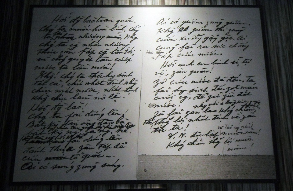 Lời kêu gọi toàn quốc kháng chiến của Chủ tịch Hồ Chí Minh, ngày 19/12/1946 là lời hịch cứu nước, thể hiện ý chí quyết tâm sắt đá của cả dân tộc, khơi dậy sức mạnh chủ nghĩa yêu nước, truyền thống anh hùng bất khuất; động viên, thôi thúc, cổ vũ toàn Đảng, toàn dân, toàn quân ta bước vào cuộc kháng chiến giành lại độc lập, tự do cho Tổ quốc. Trong ảnh là bút tích Lời kêu gọi toàn quốc kháng chiến của Chủ tịch Hồ Chí Minh, ngày 19/12/1946.