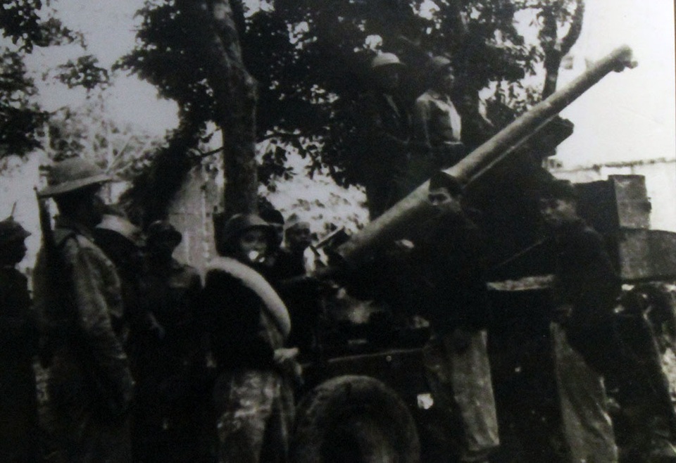 
Bộ Chỉ huy Chiến khu XI được kiện toàn. Lực lượng chủ lực bao gồm 5 tiểu đoàn Vệ quốc đoàn, 1 đại đội cảnh vệ, 4 trung đội pháo cao xạ ở các pháo đài Láng, Xuân Canh, Thổ Khối, Xuân Tảo, với tổng quân số là 2.516 người, được trang bị 1.516 súng trường, 3 trung liên, 1 đại liên, 1 ba-dô-ka 60 ly, 1.000 lựu đạn, 80 bom ba càng, 200 chai xăng cơ-rếp, 7 khẩu pháo cao xạ, 1 khẩu sơn pháo 75 ly, 1 khẩu pháo 25 ly, 2 khẩu cối 60 ly. Lực lượng địa phương gần 10.000 người, với Đội tự vệ chiến đấu làm nòng cốt, vũ khí có khoảng 500 - 600 súng trường, 2 trung liên, một số súng ngắn, một số mìn, lựu đạn và giáo mác. Chiến khu tổ chức 13 đội quyết tử đánh xe tăng và 36 tổ du kích đặc biệt.

 
