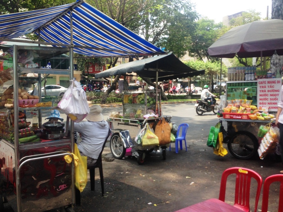Người bán hàng rong lấn chiếm lòng, lề đường trước bệnh viện Hùng Vương (đường Hồng Bàng, quận 5)
