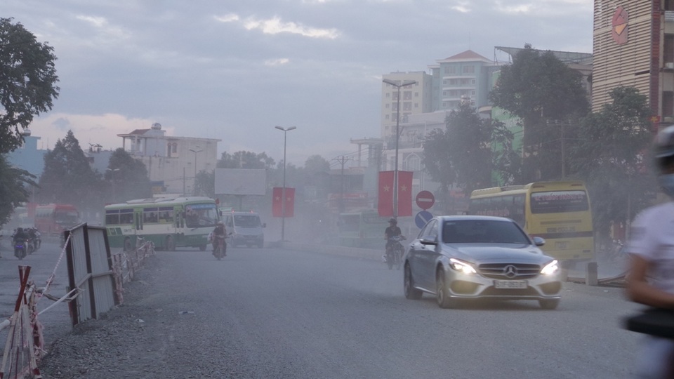 Những tháng qua, người dân hai bên đường Kinh Dương Vương phải hứng chịu cảnh bụi mù mịt