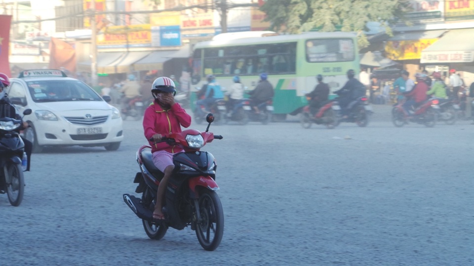 Người dân luôn phải dùng tay che bụi khi lưu thông trên đường Kinh Dương Vương