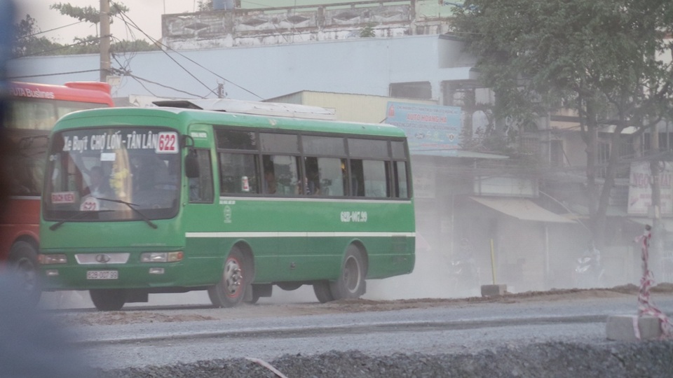 Mặt đường đầy đất cát, đá dăm khi công trình ngưng thi công đã biến đường Kinh Dương Vương thành con đường đau khổ