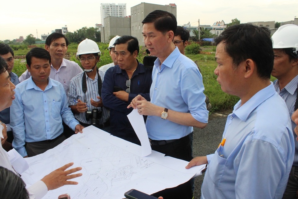 Chống ngập ở TPHCM: Tận dụng hệ thống thoát nước tự nhiên - 1 Phó Chủ tịch UBND TP Trần Vĩnh Tuyến kiểm tra tình trạng lấn chiếm hệ thống thoát nước tại huyện Nhà Bè