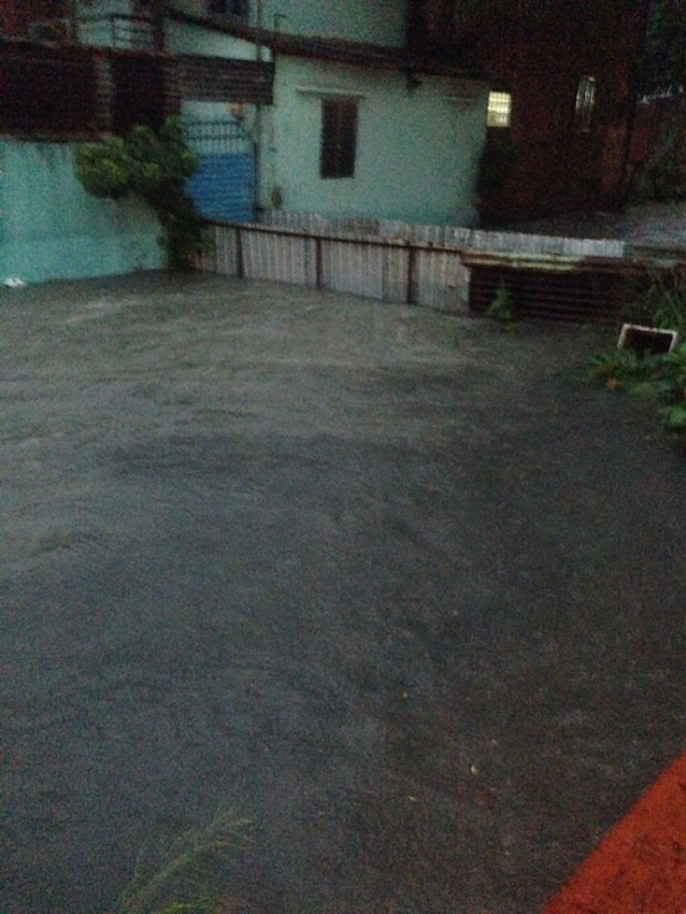 Mưa quá lớn, nhiều chuyến bay không thể hạ cánh - 2 Mưa quá lớn, nhiều chuyến bay không thể hạ cánh - 2
