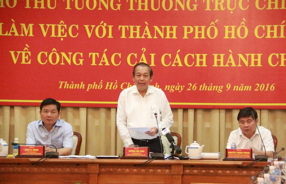 Xây dựng đội ngũ cán bộ “ngày càng tử tế”, “hết sức tử tế” - 1 Phó Thủ tướng Thường trực Trương Hòa Bình cho biết TP vẫn còn tình trạng cán bộ nhũng nhiễu, quan liêu