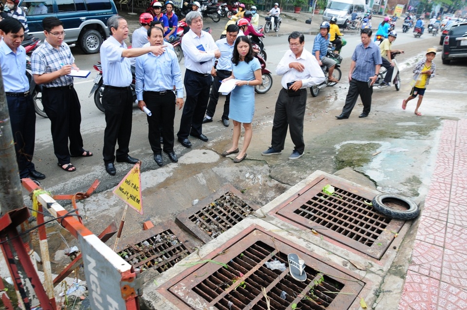 Không quản được địa bàn, cán bộ “xứng đáng” bị kỷ luật - 1 Phó Chủ tịch UBND TPHCM Lê Văn Khoa thị sát tình trạng lấn chiếm kênh, rạch và hệ thống thoát nước