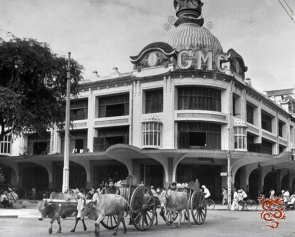 Ngày mai phá dỡ Thương xá Tax - Trung tâm thương mại lâu đời nhất Sài Gòn - 2 Năm 1934 tòa nhà được gắn thêm chữ GMC trên nóc
