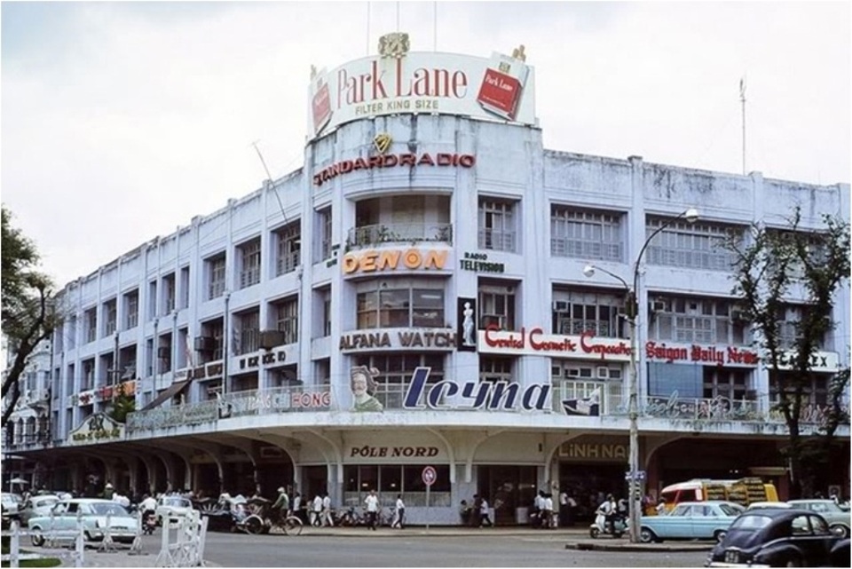 Ngày mai phá dỡ Thương xá Tax - Trung tâm thương mại lâu đời nhất Sài Gòn - 3 Năm 1960, tòa nhà bắt đầu mang tên Thương xá Tax