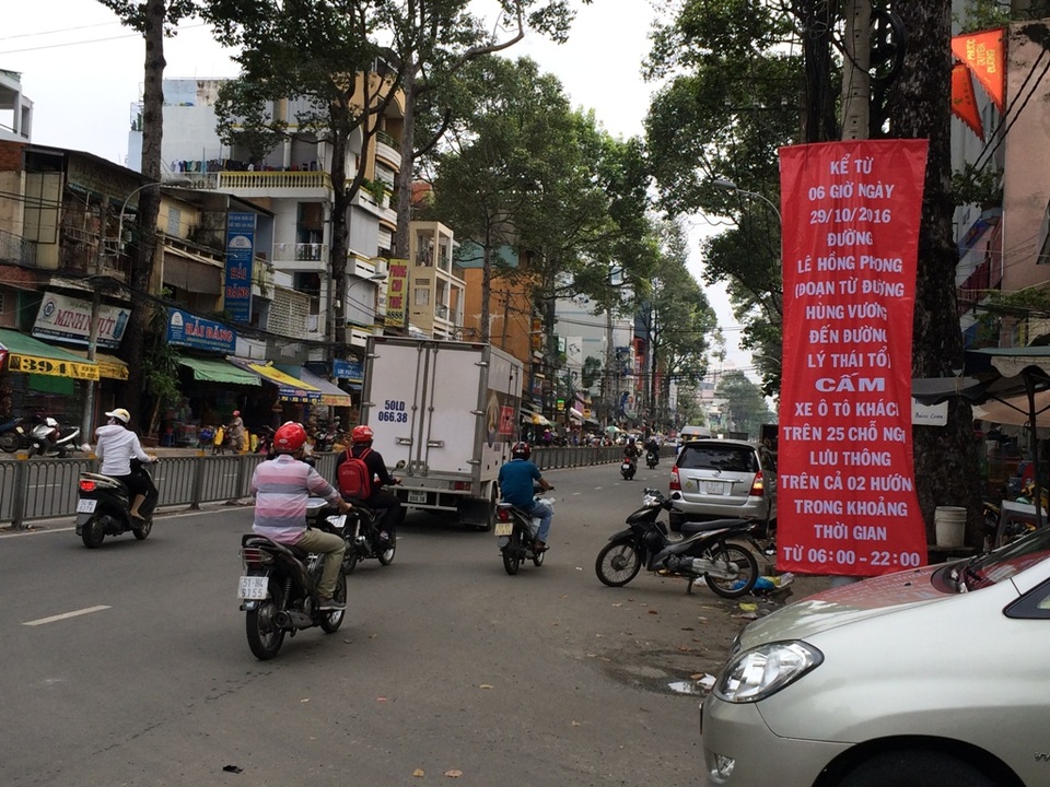 TPHCM: Cấm ôtô khách trên nhiều tuyến đường để dẹp nạn xe dù, bến cóc - 1 Thông báo cấm lưu thông xe ô tô trên 25 chỗ ngồi trên đường Lê Hồng Phong