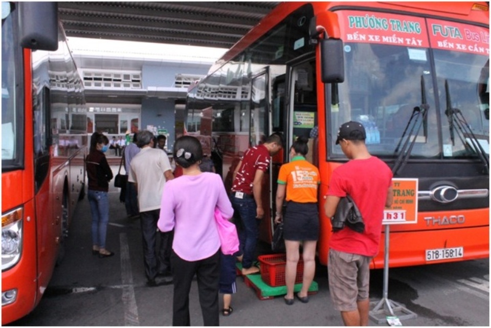 TPHCM: Đi xe khách để… sở hữu “xế hộp” - 2 Hành khách đang lên xe chuẩn bị hành trình Cần Thơ - Sài Gòn