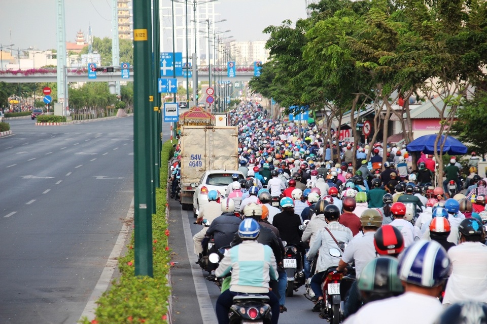 TPHCM: Đề nghị cho xe buýt chạy vào làn xe máy giờ cao điểm - 2 Làn dành cho xe máy trên đại lộ Phạm Văn Đồng quá nhỏ nên thường xuyên kẹt xe, sau đó Sở GTVT TP cho phép xe máy chạy vào một phần làn ô tô vào giờ cao điểm