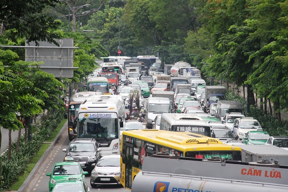 TPHCM: Đề nghị cho xe buýt chạy vào làn xe máy giờ cao điểm - 1 Tình trạng ùn xe vào giờ cao điểm khiến xe buýt ở TPHCM về bến trễ
