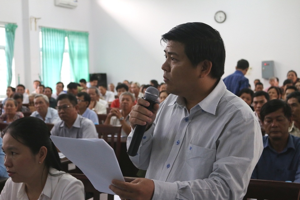 Nguyên Chủ tịch UBND huyện Hóc Môn Lê Tuấn Tài bị cảnh cáo - 1 Nguyên Chủ tịch UBND huyện Hóc Môn Lê Tuấn Tài báo cáo tình hình ô nhiễm môi trường ở huyện Hóc Môn tại buổi tiếp xúc cử tri của ứng viên đại biểu Quốc hội khóa XIV, diễn ra ngày 11/5