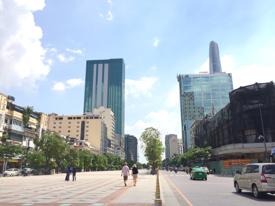 TPHCM: Đề xuất quảng cáo dọc phố đi bộ Nguyễn Huệ bằng đèn led - 1 Ông Trần Vĩnh Tuyến cho rằng quảng cáo trên các tòa nhà dọc phố đi bộ Nguyễn Huệ sẽ giúp TP rực rỡ hơn về đêm