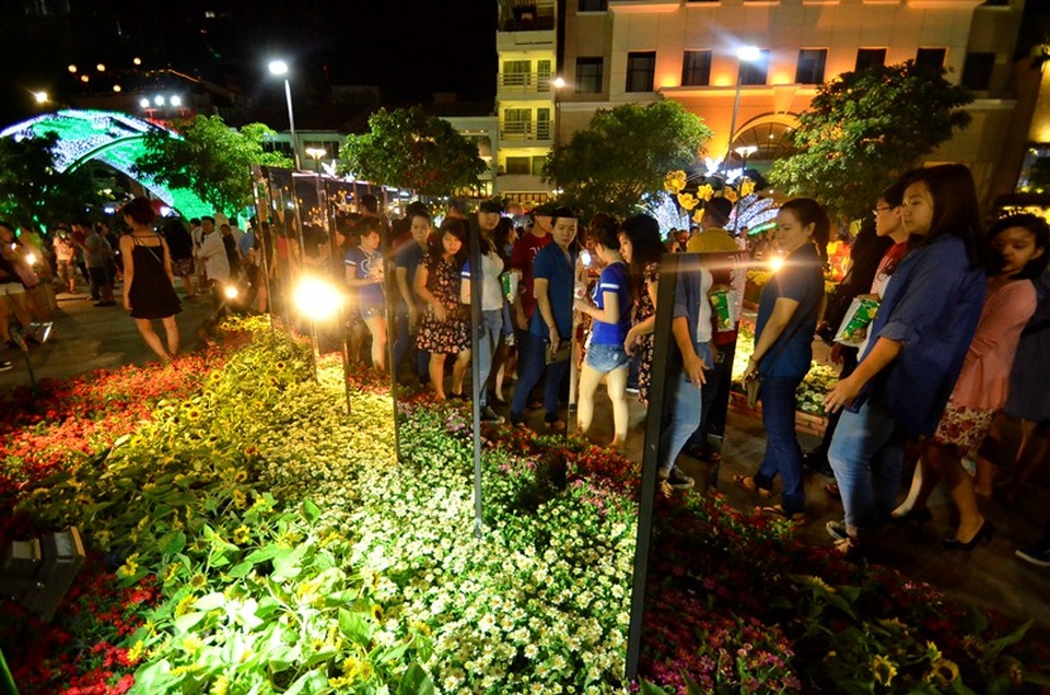 TPHCM: Đường hoa Nguyễn Huệ năm nay sẽ có nhiều hoa đẹp, lạ - 1 Du khách tham quan đường hoa Nguyễn Huệ Tết Bính Thân 2016 (ảnh Ngọc Tiến)