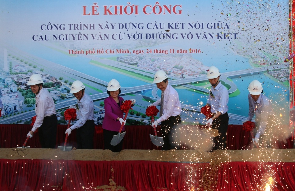 TPHCM: Xây thêm 2 nhánh cho cầu Nguyễn Văn Cừ để chống kẹt xe - 1 Phó Chủ tịch UBND TPHCM Lê Văn Khoa dự lễ khởi công dự án