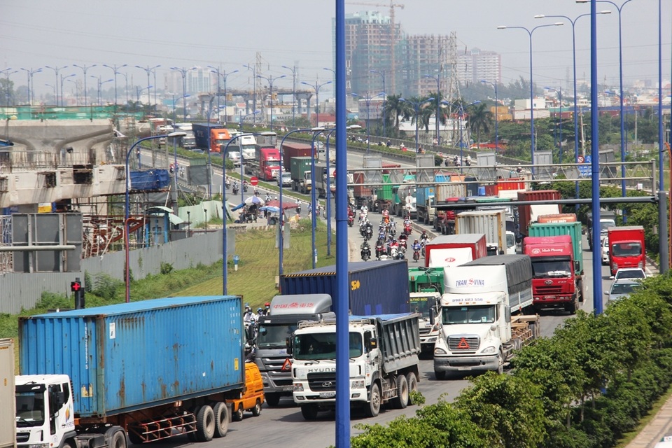 Xe container vận chuyển hàng hóa trên xa lộ Hà Nội (ảnh Lê Nhiên)