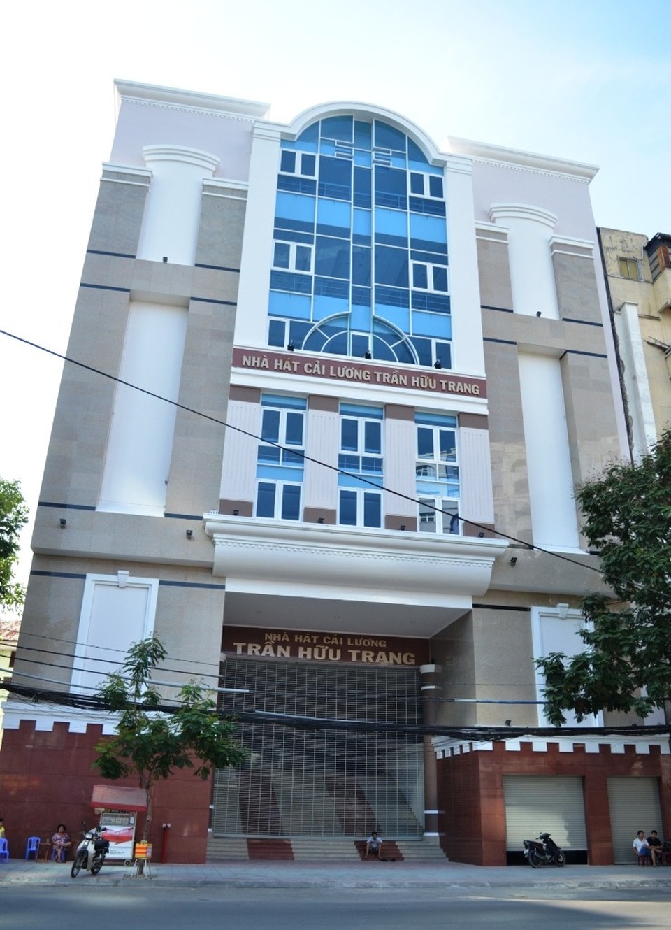 
Nhà hát cải lương Trần Hữu Trang trên đường Trần Hưng Đạo có kinh phí xây dựng 132 tỉ đồng nhưng “đắp chiếu” hơn một năm nay. (Ảnh: Q.A)
