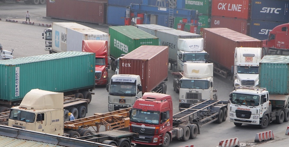 Container nhập cảng Cát Lái bằng thủ tục online - 1 Thực hiện thủ tục thông quan qua internet góp phần giảm ùn tắc giao thông tại khu vực cảng Cát Lái